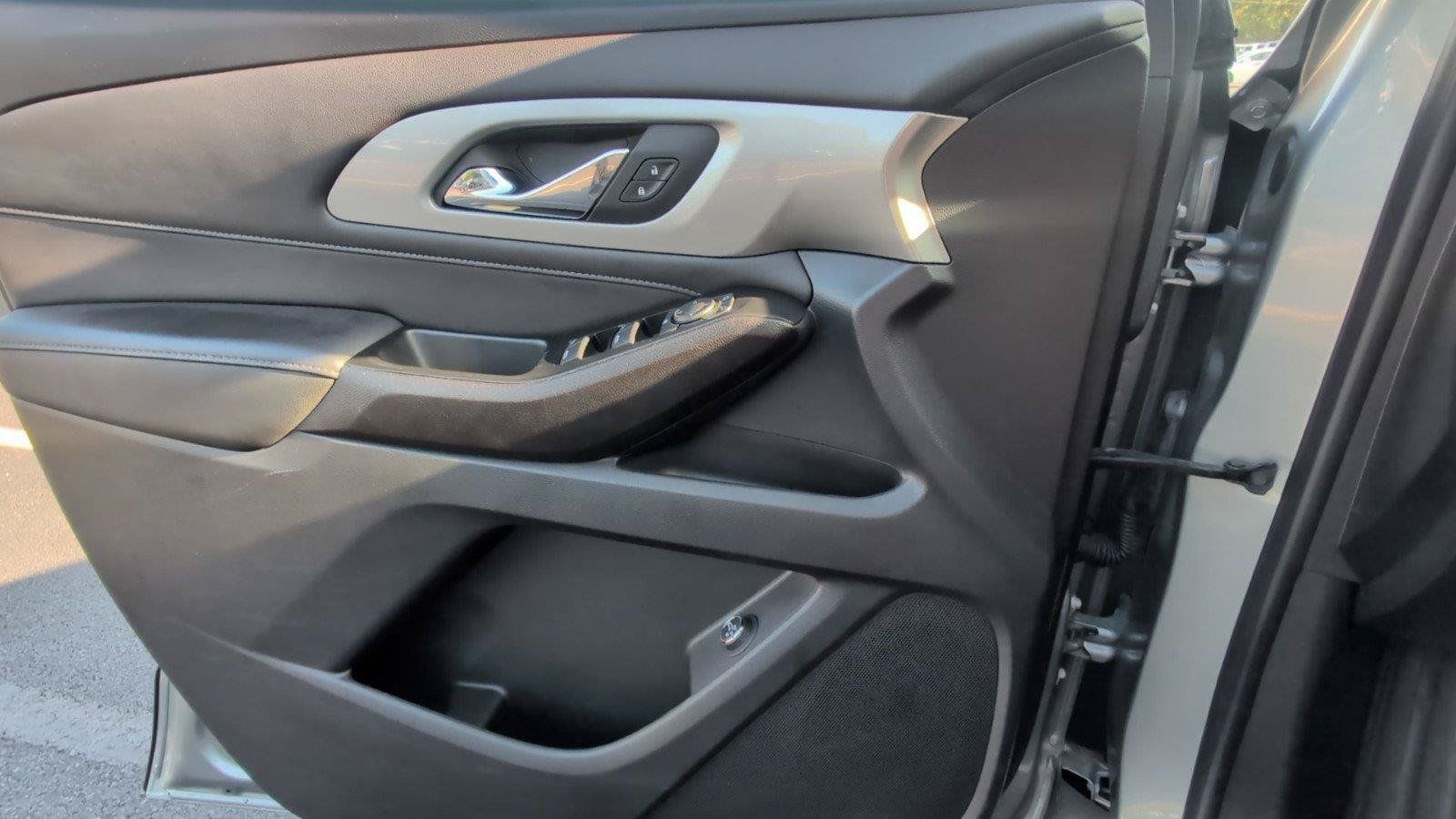 Used 2023 Chevrolet Traverse LT FWD image 19