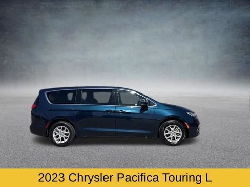 Used 2023 Chrysler Pacifica Touring-L image 3
