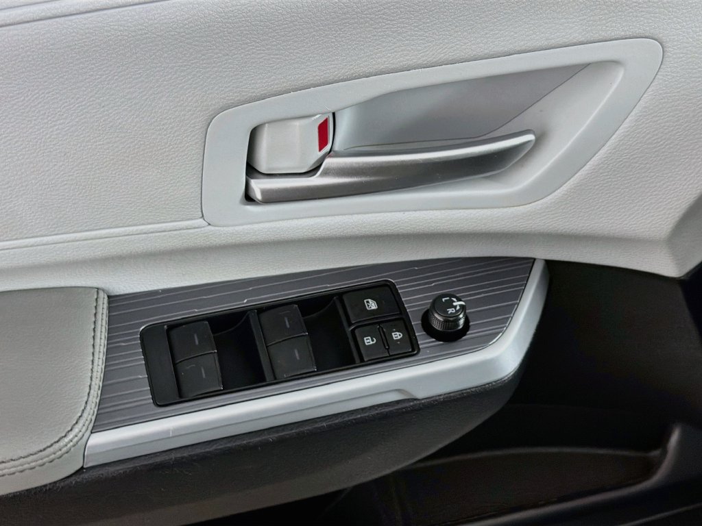 Used 2025 Toyota Sienna XLE FWD image 18
