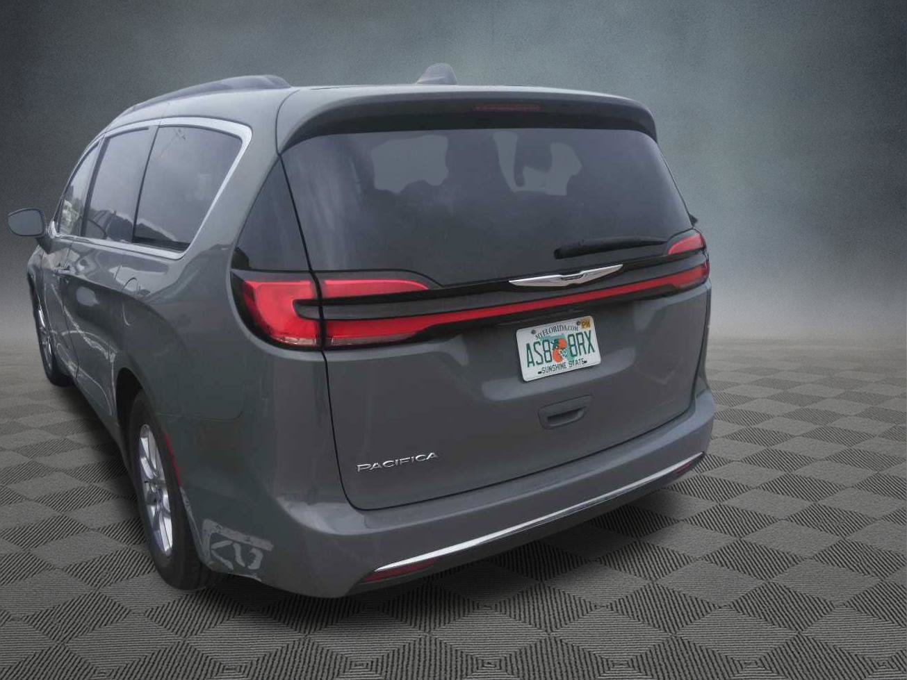 Used 2022 Chrysler Pacifica Touring-L FWD image 3