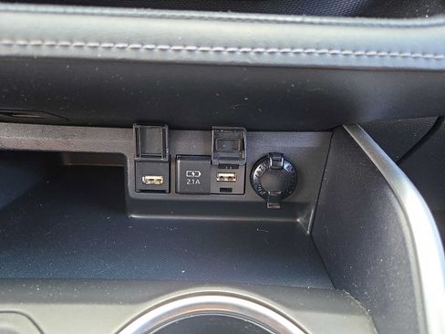 Used 2021 Toyota Highlander LE AWD/4WD image 24