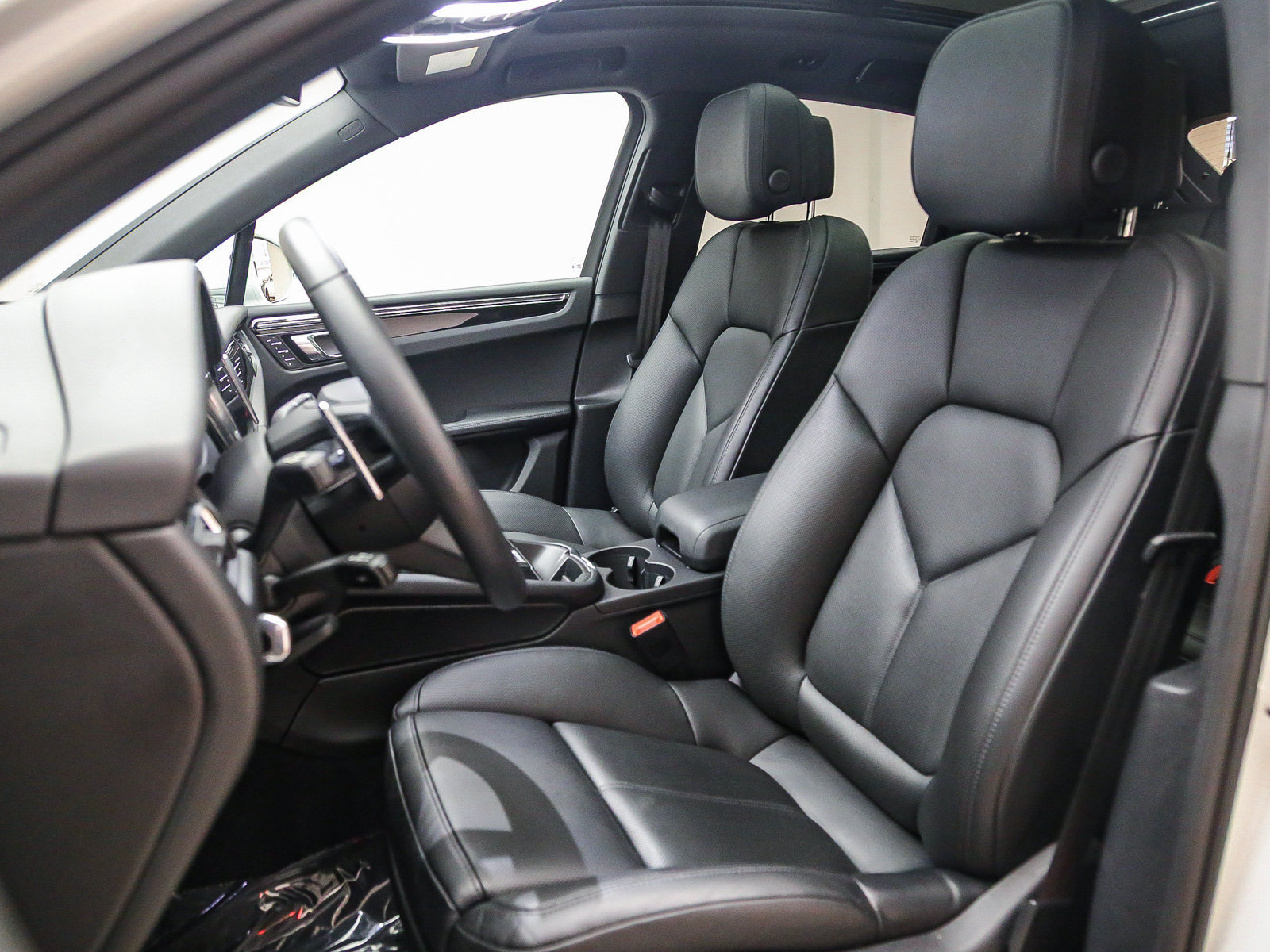 Certified 2026 Porsche Macan AWD/4WD image 10