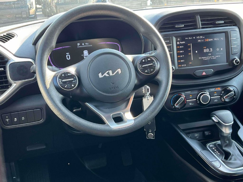 Used 2025 Kia Soul LX w/ LX Technology Package FWD image 2