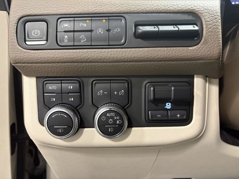 Used 2021 GMC Yukon Denali w/ Denali Ultimate Package AWD/4WD image 16