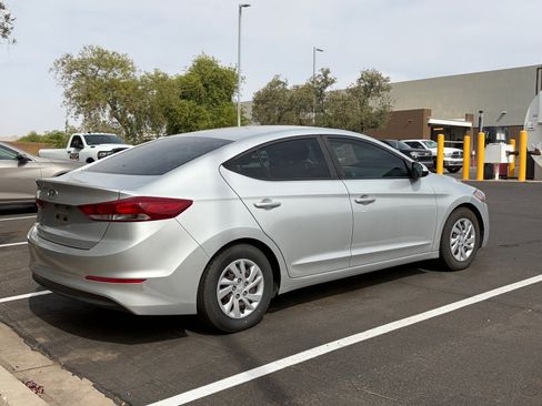 Used 2018 Hyundai Elantra SE image 3