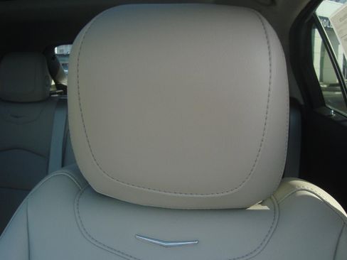 Used 2021 Cadillac XT4 Luxury w/ Cold Weather Package image 10