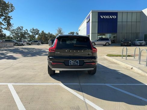 Certified 2022 Volvo XC40 T5 Momentum w/ Premium Package image 5