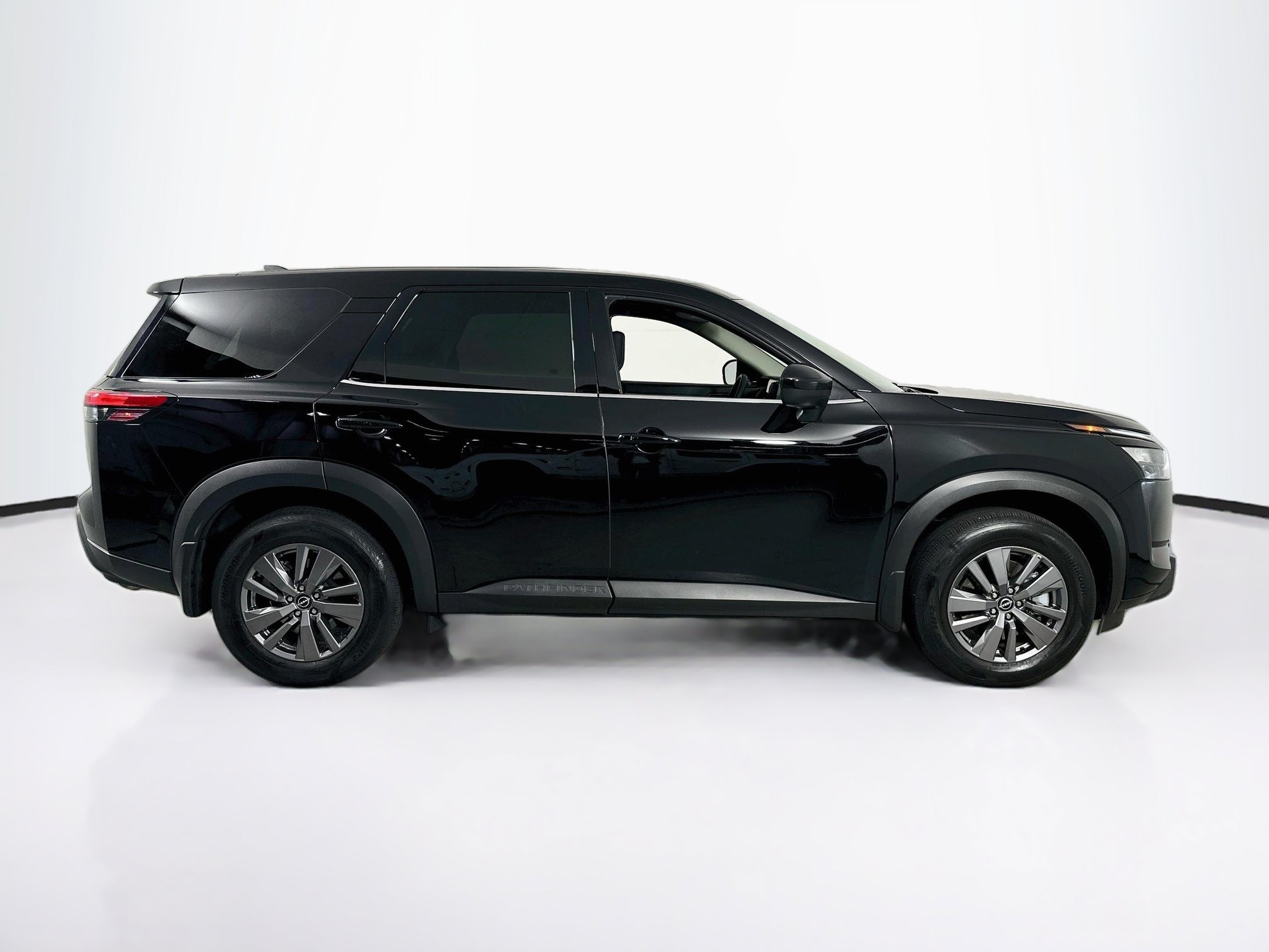 Used 2025 Nissan Pathfinder S FWD image 4