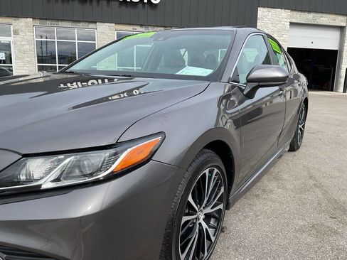 Used 2018 Toyota Camry SE w/ Moonroof Package FWD image 2