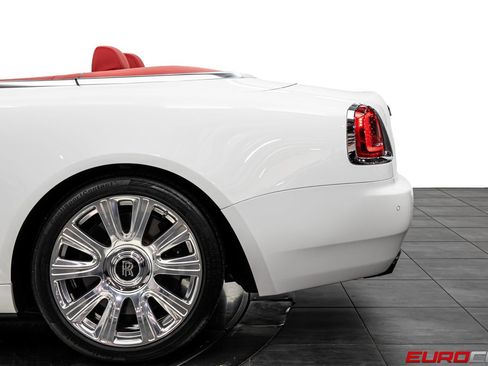 Used 2018 Rolls-Royce Dawn RWD image 19