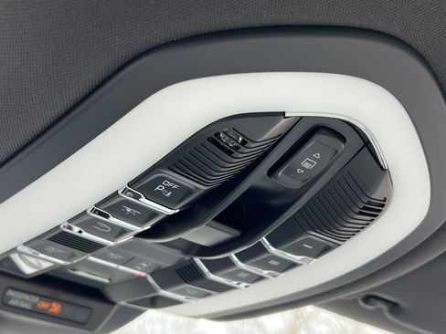 Certified 2025 Porsche Macan image 28