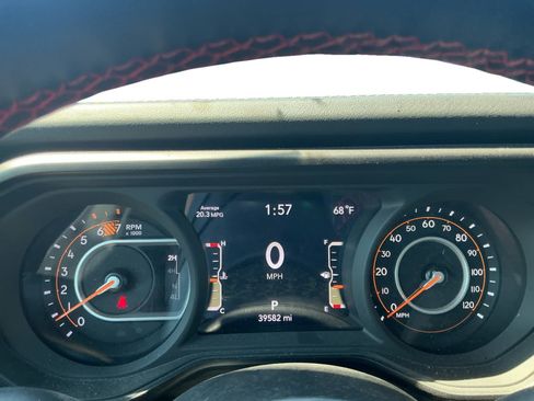 Used 2024 Jeep Wrangler Unlimited Rubicon w/ Convenience Group AWD/4WD image 16