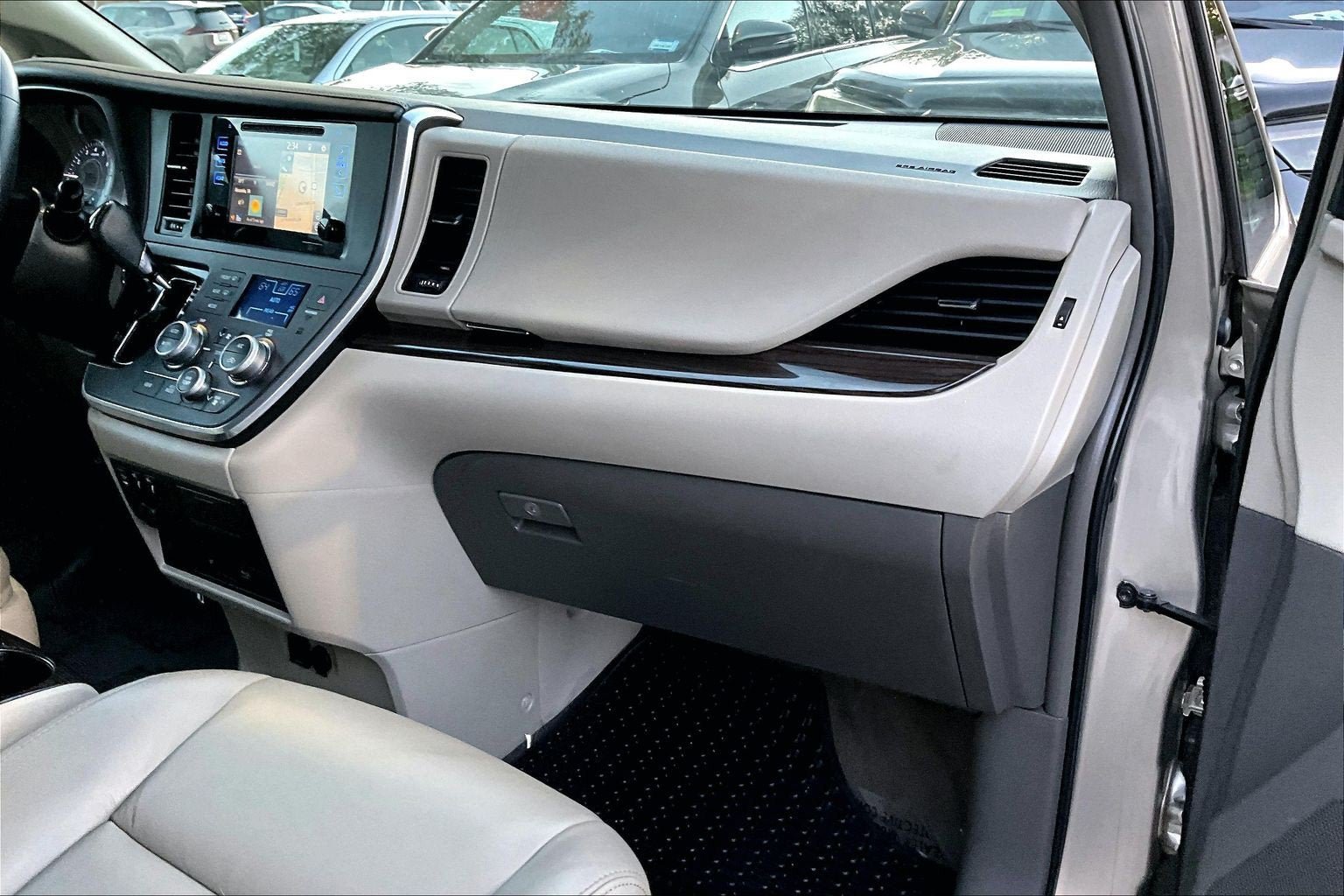 Used 2016 Toyota Sienna XLE Premium FWD image 15