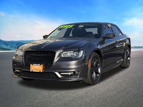 Certified 2023 Chrysler 300 Touring L w/ Popular Equipment Group image 4