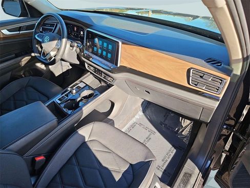 Used 2025 Volkswagen Atlas SE image 28