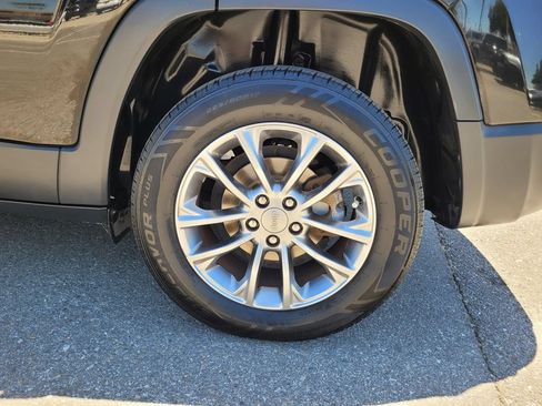 Used 2019 Jeep Cherokee Latitude Plus w/ Comfort/Convenience Group FWD image 37