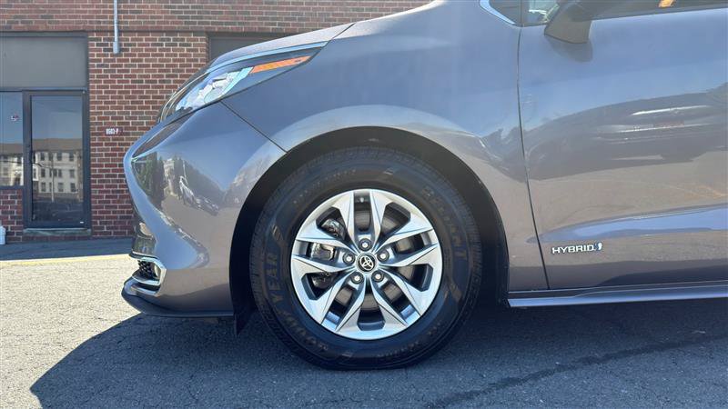 Used 2021 Toyota Sienna XLE AWD/4WD image 5