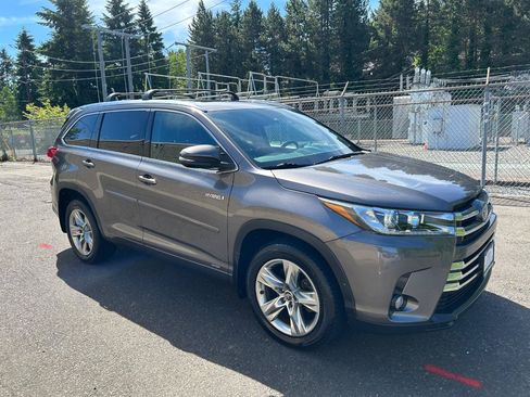 Used 2017 Toyota Highlander Limited AWD/4WD image 3
