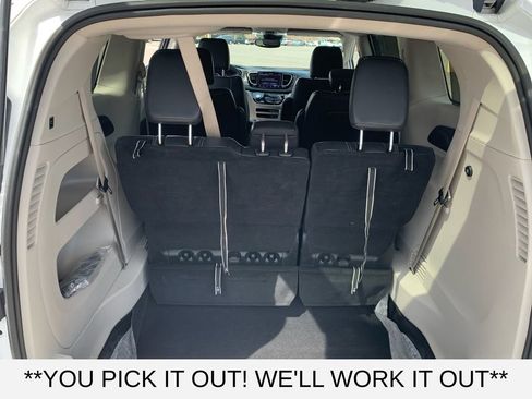 Used 2022 Chrysler Pacifica Touring-L FWD image 9