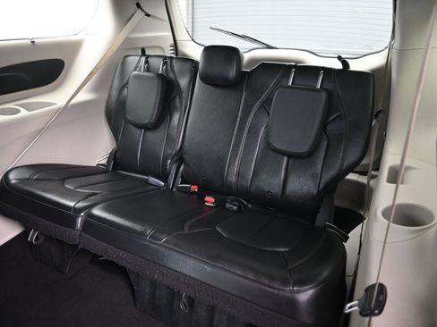 Used 2020 Chrysler Pacifica Touring-L image 22