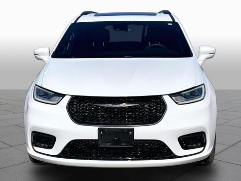 Used 2022 Chrysler Pacifica Limited w/ Uconnect Theater Family Group AWD/4WD image 4