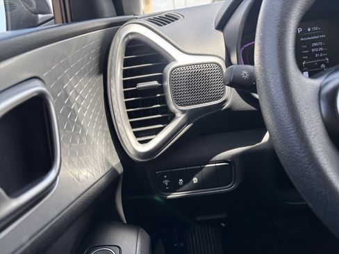 Used 2025 Kia Soul LX w/ LX Technology Package FWD image 32