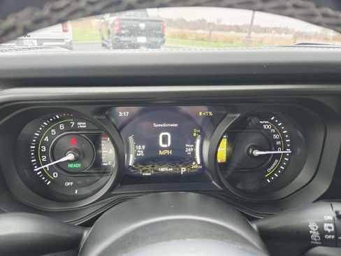 Used 2025 Jeep Wrangler Sahara image 27