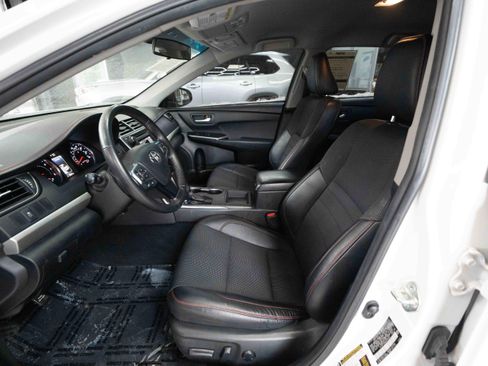 Used 2016 Toyota Camry SE image 9