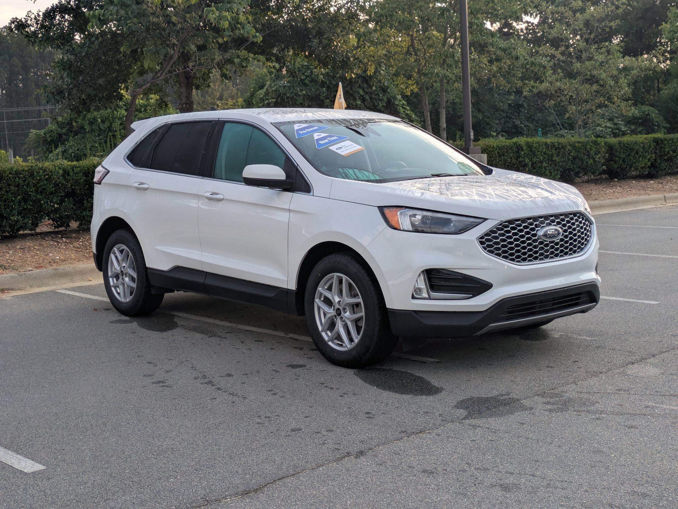 Used 2024 Ford Edge SEL w/ Convenience Package AWD/4WD image 2