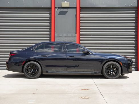 Used 2023 BMW 740i image 13