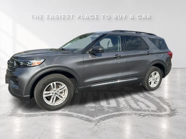Used 2023 Ford Explorer XLT AWD/4WD image 3