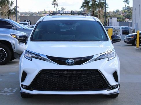 Used 2023 Toyota Sienna XSE w/ XSE Plus Package image 2