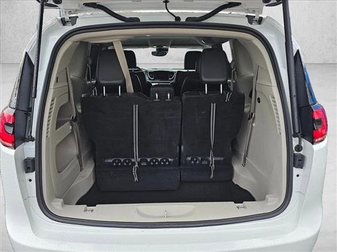 Used 2022 Chrysler Pacifica Touring-L image 13