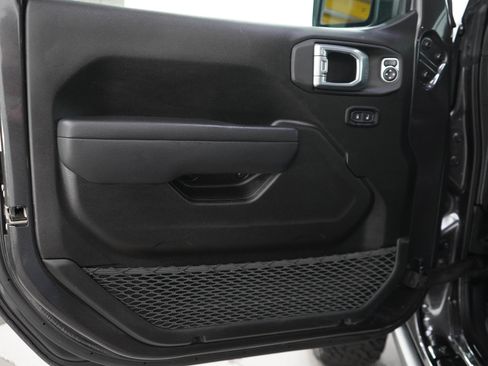 Used 2025 Jeep Wrangler Unlimited Rubicon w/ Convenience Group AWD/4WD image 18
