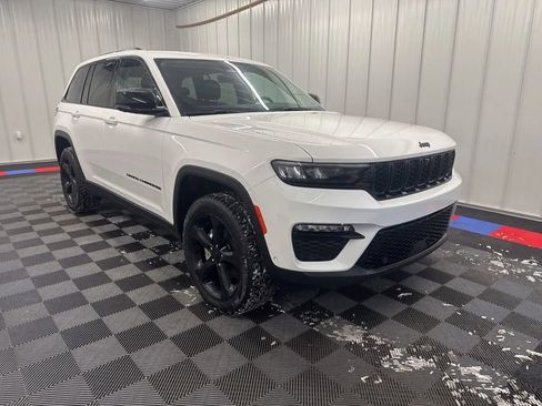 Used 2023 Jeep Grand Cherokee Limited w/ Luxury Tech Group II image 2