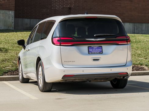 Used 2024 Chrysler Pacifica Touring-L FWD image 5