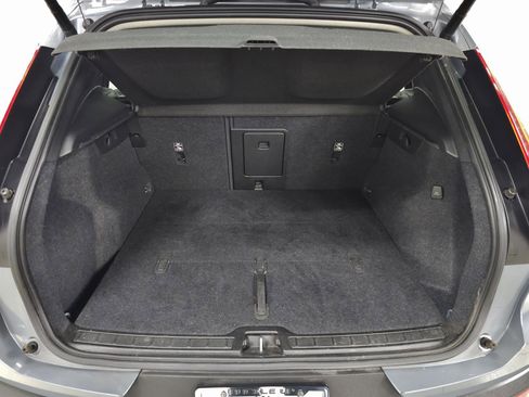 Used 2022 Volvo XC40 T5 Momentum w/ Premium Package image 7