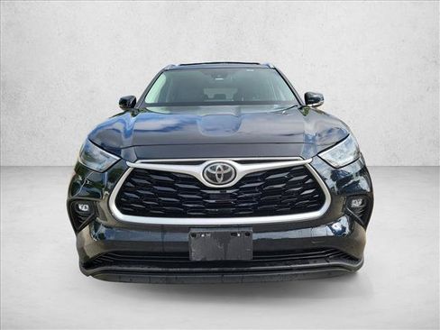Used 2020 Toyota Highlander XLE AWD/4WD image 2
