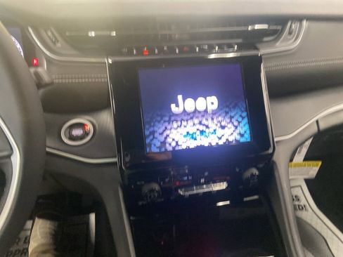 New 2025 Jeep Grand Cherokee Altitude image 21