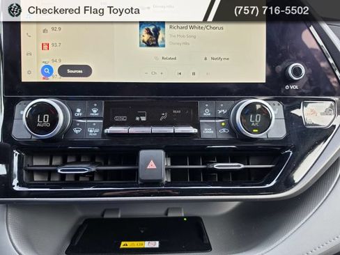 Used 2023 Toyota Highlander XLE AWD/4WD image 18
