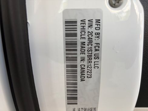 Used 2024 Chrysler Pacifica Limited FWD image 30