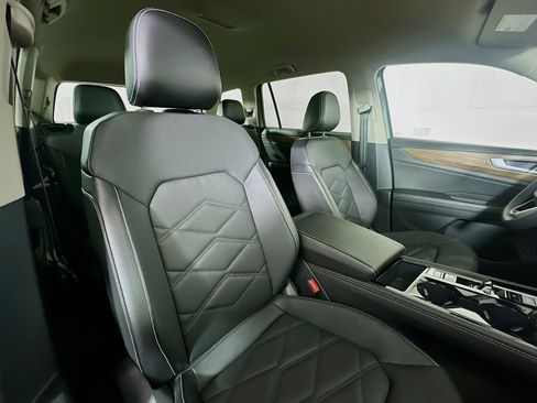 Used 2025 Volkswagen Atlas SE image 27