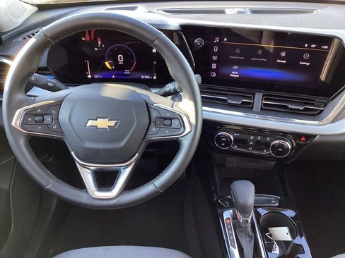 Used 2025 Chevrolet Trax LT w/ LT Convenience Package FWD image 19