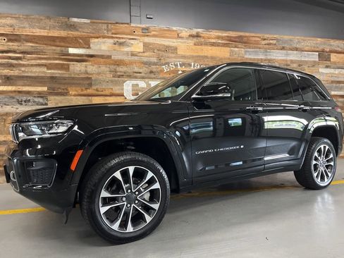 Used 2022 Jeep Grand Cherokee Overland w/ Luxury Tech Group IV AWD/4WD image 13