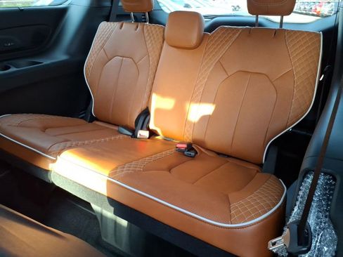New 2026 Chrysler Pacifica Pinnacle image 10