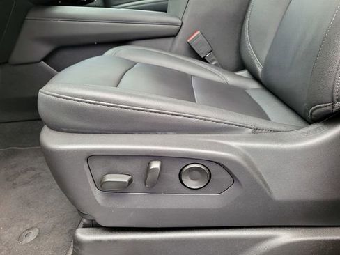 Used 2025 Chevrolet Suburban Z71 image 21