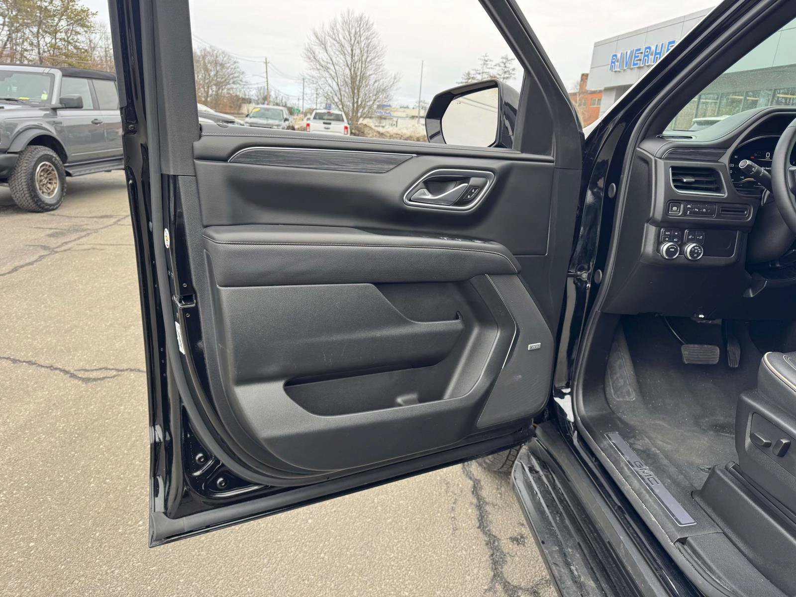 Used 2024 GMC Yukon SLT AWD/4WD image 16