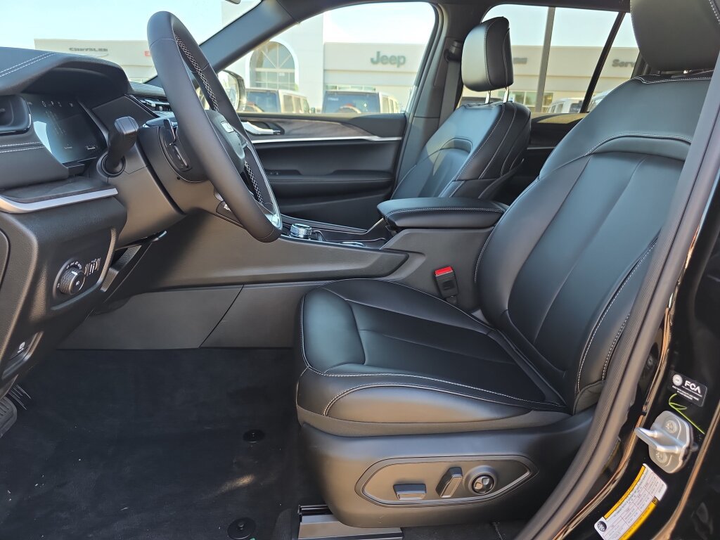 New 2027 Jeep Grand Cherokee Limited RWD image 5