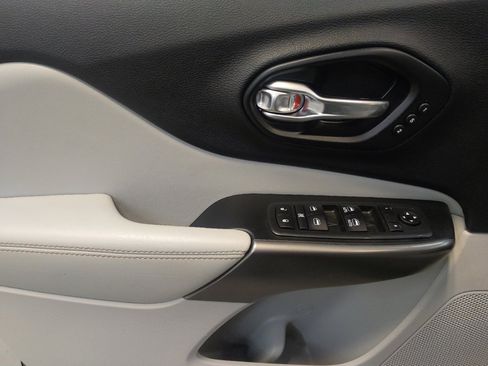 Used 2019 Jeep Cherokee Limited image 27