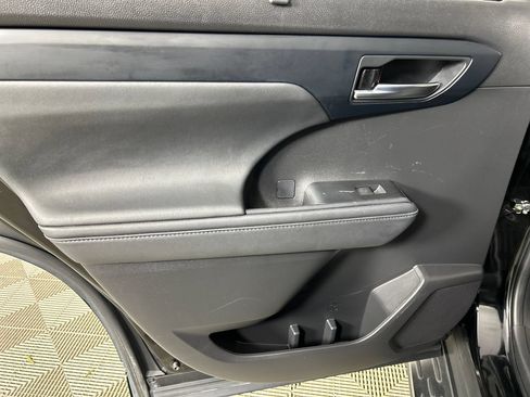Used 2022 Toyota Highlander XLE FWD image 16